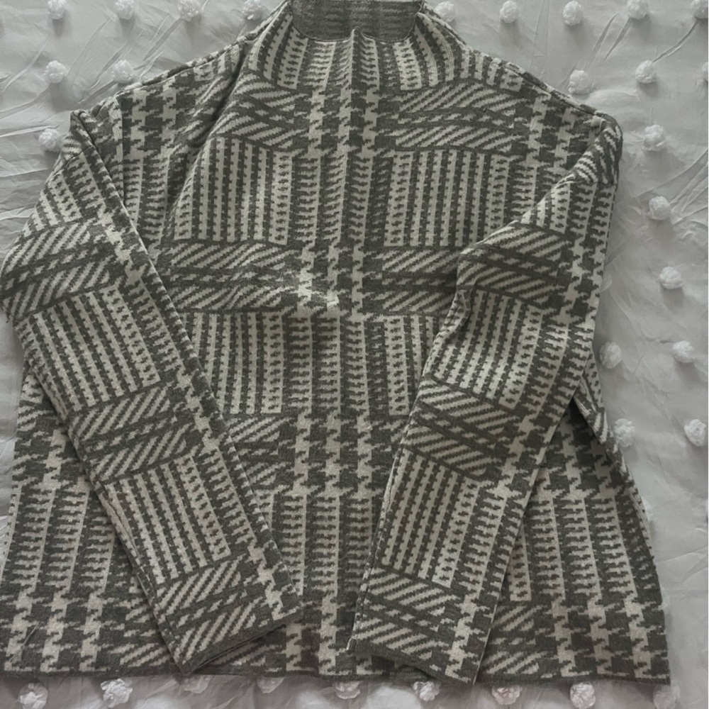 Max Studio Gray and White sweater
